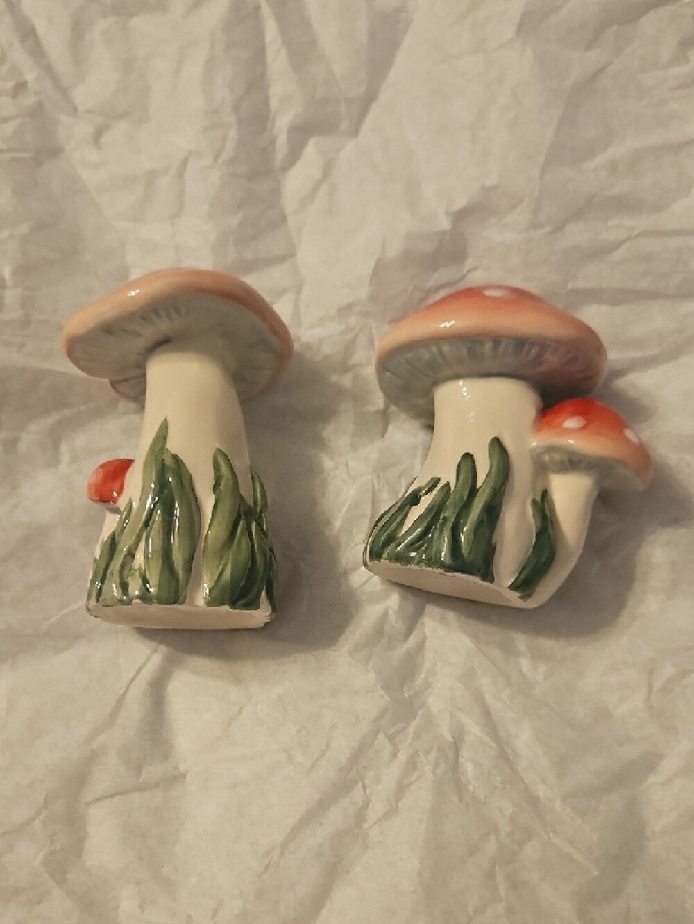 Ceramic Red & White Mushroom Salt and Pepper Shakers - Picture 5 of 8